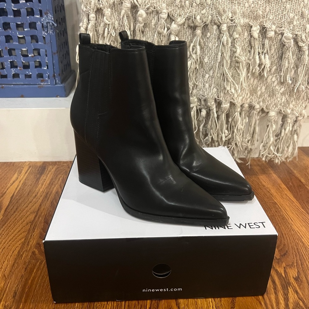 Nine West Womens Orleeh 3 Pointed Toe Slip On Chelsea Boots - Size 10